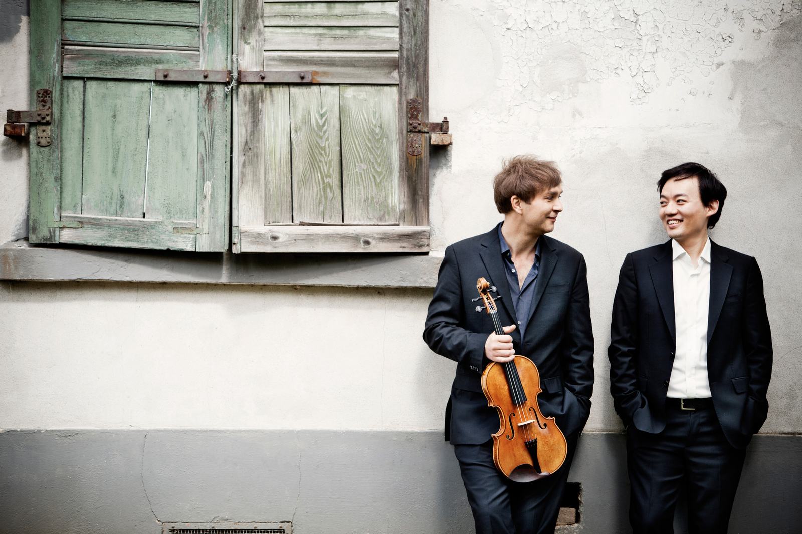 Nils Mönkemeyer viola ; William Youn piano