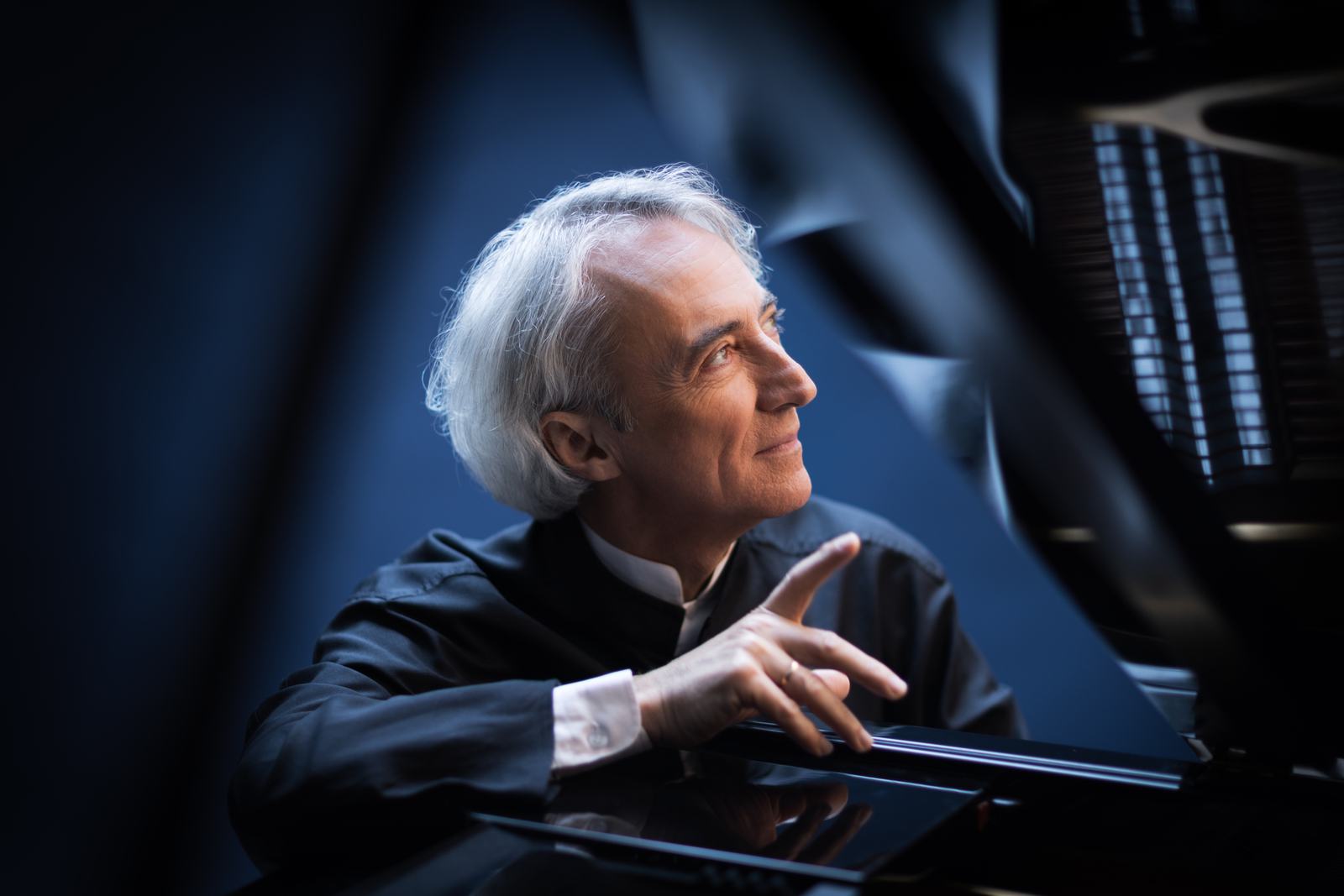 Jean-Efflam Bavouzet piano ; Caroline Pether violin ; Hannah Roberts cello