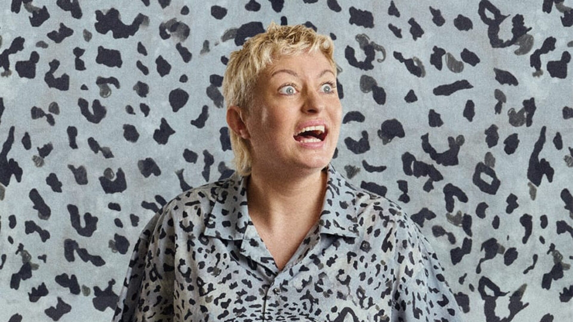 Harriet Dyer: Easily Distra…
