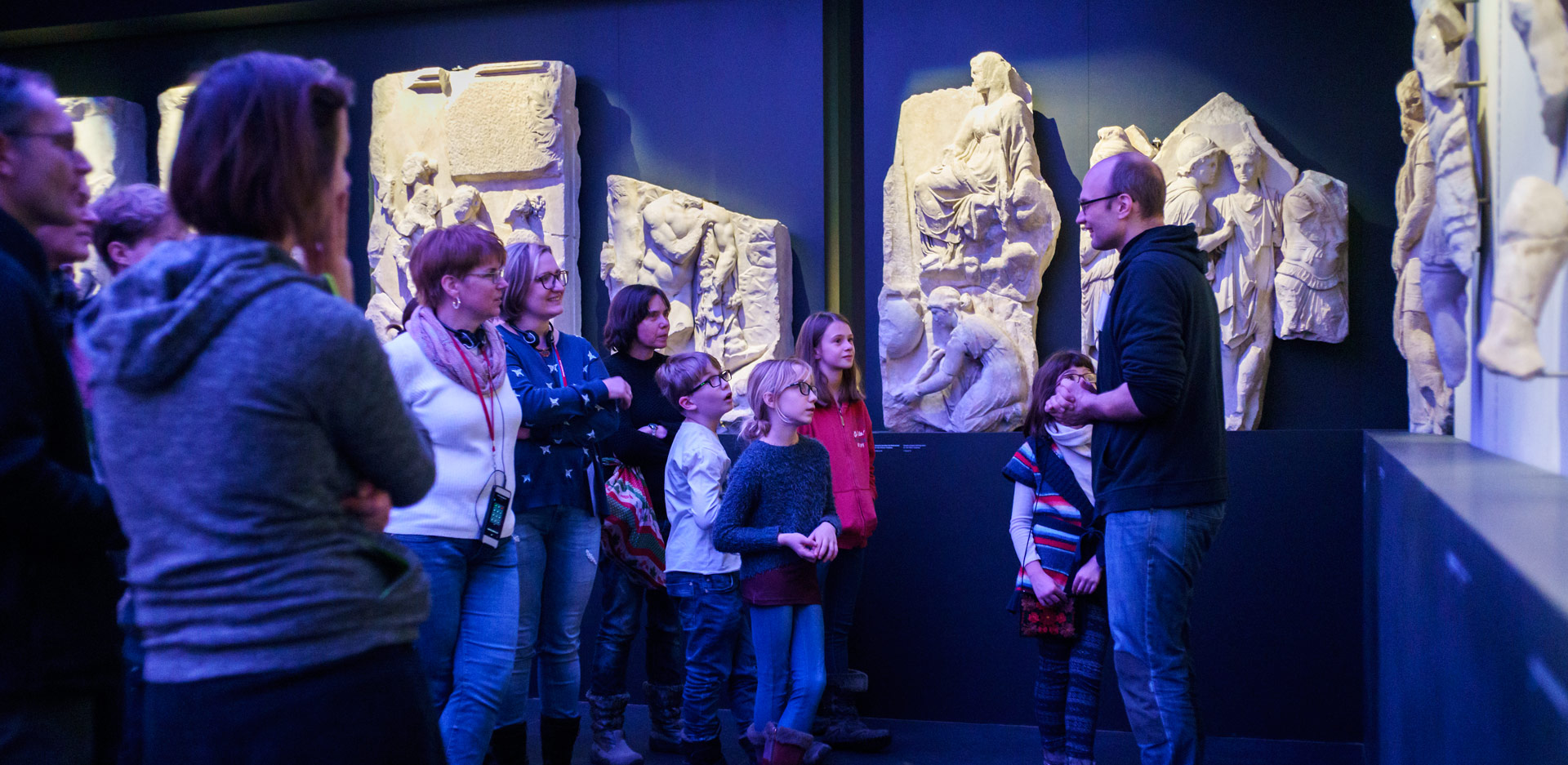 Ancient picture stories in 3D