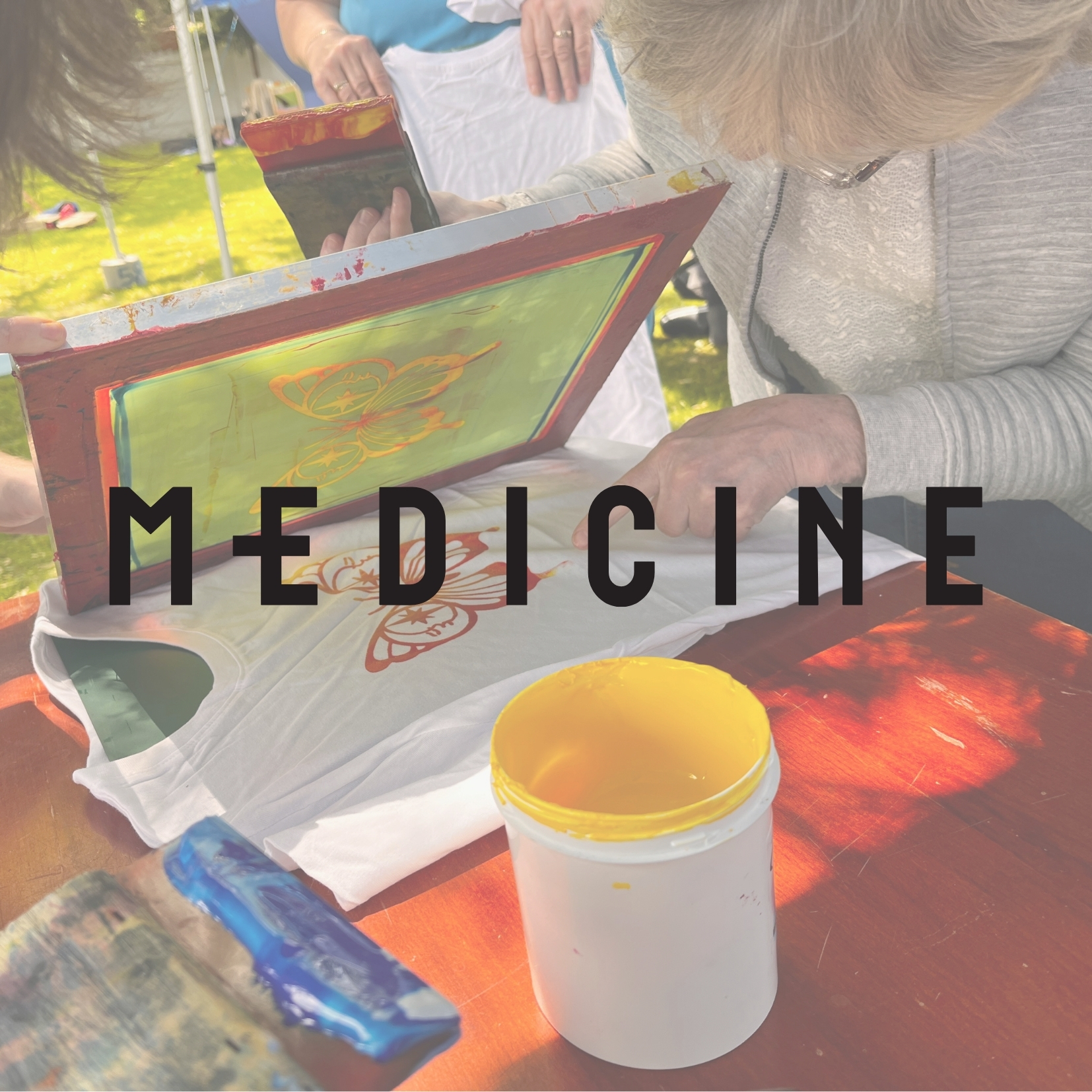 Warsztaty graficzne z Medicine: Cyjanotypia na tkaninie – Malowanie światłem UV