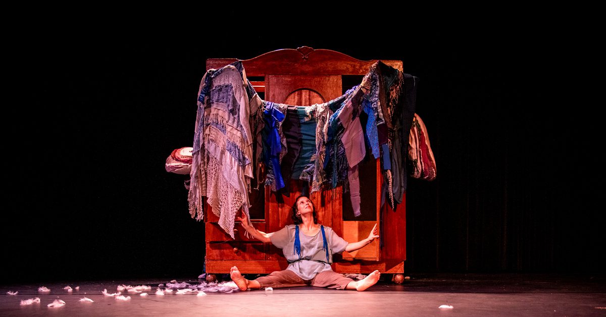 “Whispers” — a performance of the Figurines Theatre