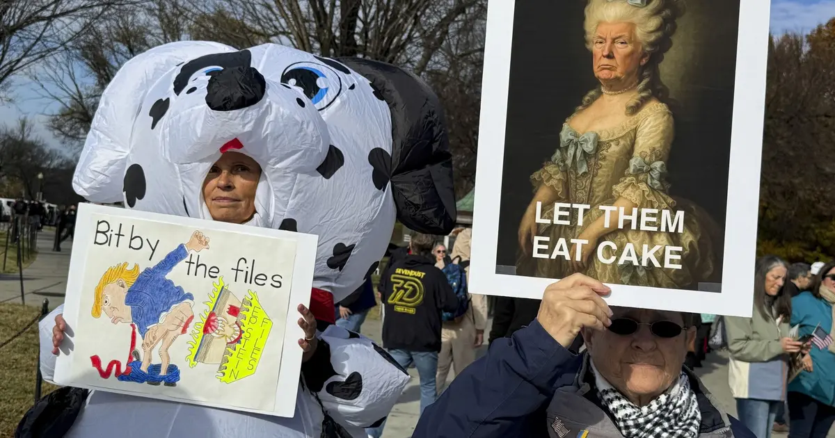 Book Signing, Susan Meiselas: NO KINGS - Signs of the Times