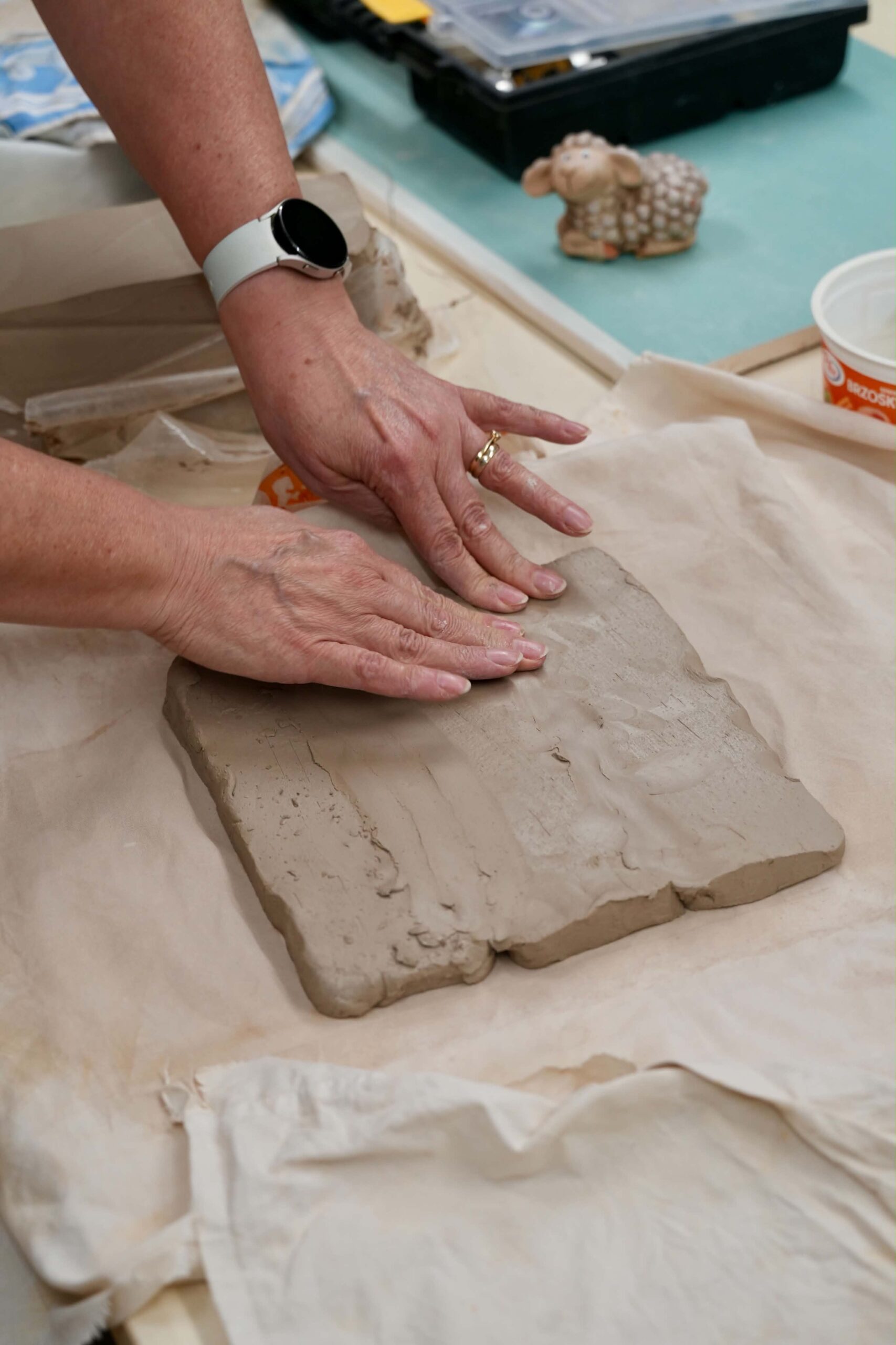 Christmas ceramic workshops for everyone — gluing and painting