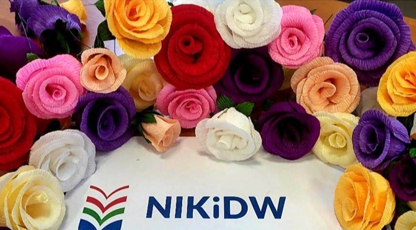 Warsztaty tworzenia kwiatów bibułkowych – projekt „Mistrz–Uczeń”
