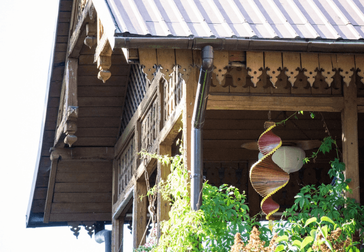 WOODEN HOUSES IN EVERYDAY LIFE AND UNDER RENOVATION/TRAINING