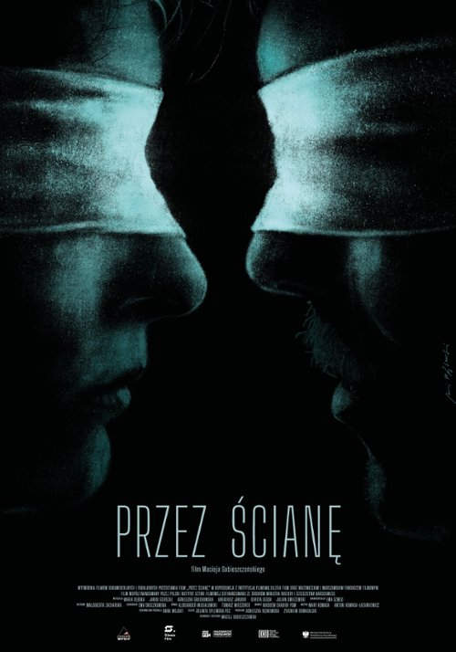 Przez ścianę