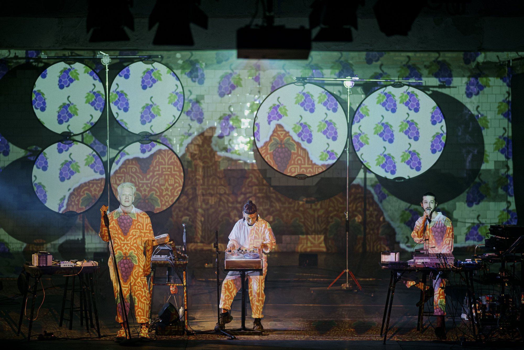 Nicoleta Esinencu & teatru-spălătorie