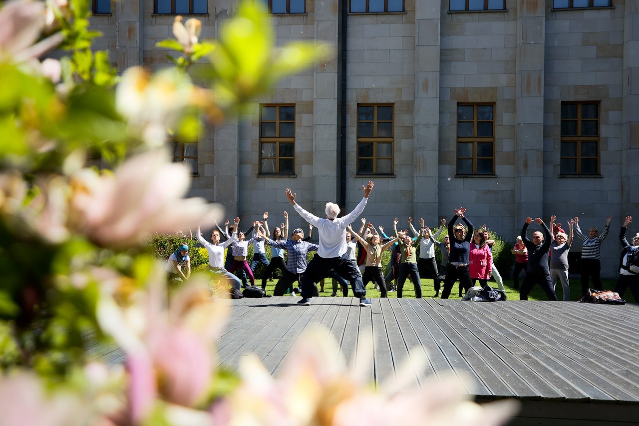 SUMMER AT MNW/Qigong at the museum - health-promoting exercises for everyone