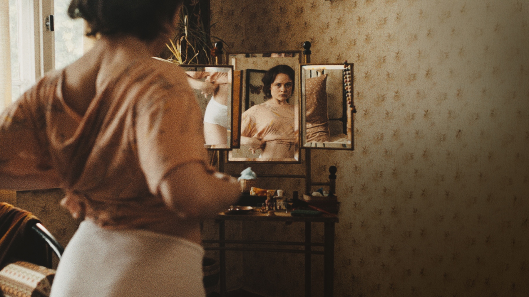 Staring at the Sun — [In die Sonne schauen] dir. Mascha Schilinski, Germany 2025, 149'