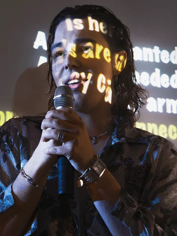 A beautiful and short show about communication
